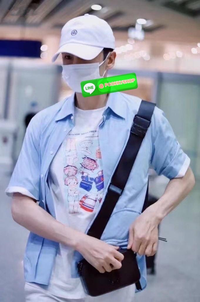 March Jacop Snapshot MJ Cross Body Bag กระเป๋าสะพายข้าง วัสดุหนัง Saffiano ด้านหน้าประดับด้วยโลโก้ J อันเป็นสัญลักษณ์ของแบรนด์ อะไหล่ทองหรูหรา มาพร้อมสายสะพายโลโก้แบบปรับได้ แบ่งเป็น2ช่องซิป ใบนี้คือเรียบหรูแต่ดูดีมาก ไม่ควรพลาดเลยค่า