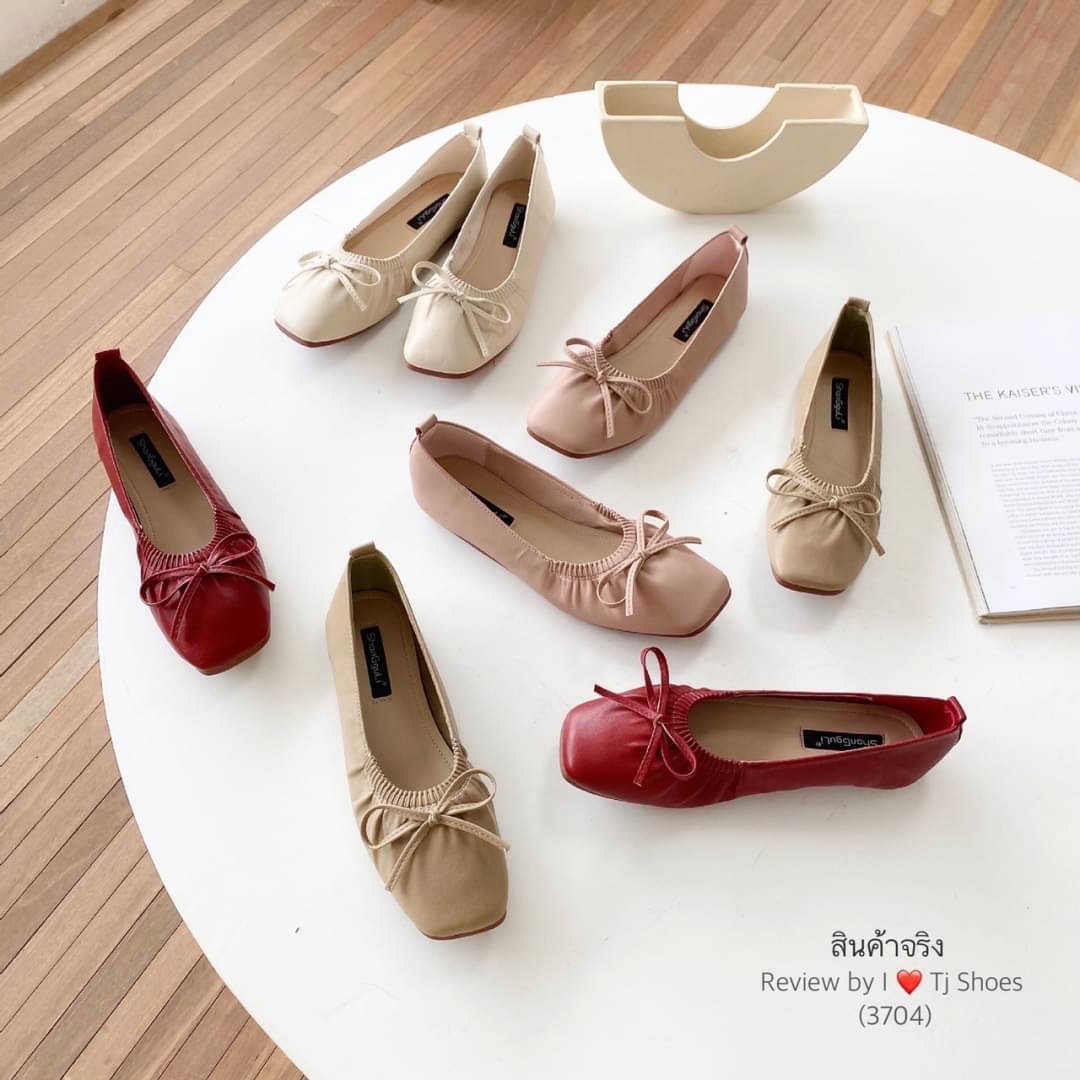 พร้อมส่งรองเท้าคัชชูนำเข้า ขายดีสุดๆ หนังรุ่นนี้คือดีนิ่มมาก ทรงสวย สวมใส่ง่าย แต่งด้วยโบว์น่ารักๆ ใส่ได้เรื่อยๆ ใส่สบาย ส้นยางอย่างดีบิดงอได้ช่วยลดแรงกระแทกเวลาเดินได้ดี แมทกับชุดง่าย ใส่กับอะไรก็น่ารักสุดๆ ควรมีไว้เป็นคู่โปรด ของจริงงานดีมากสวยมาก ตรงปก