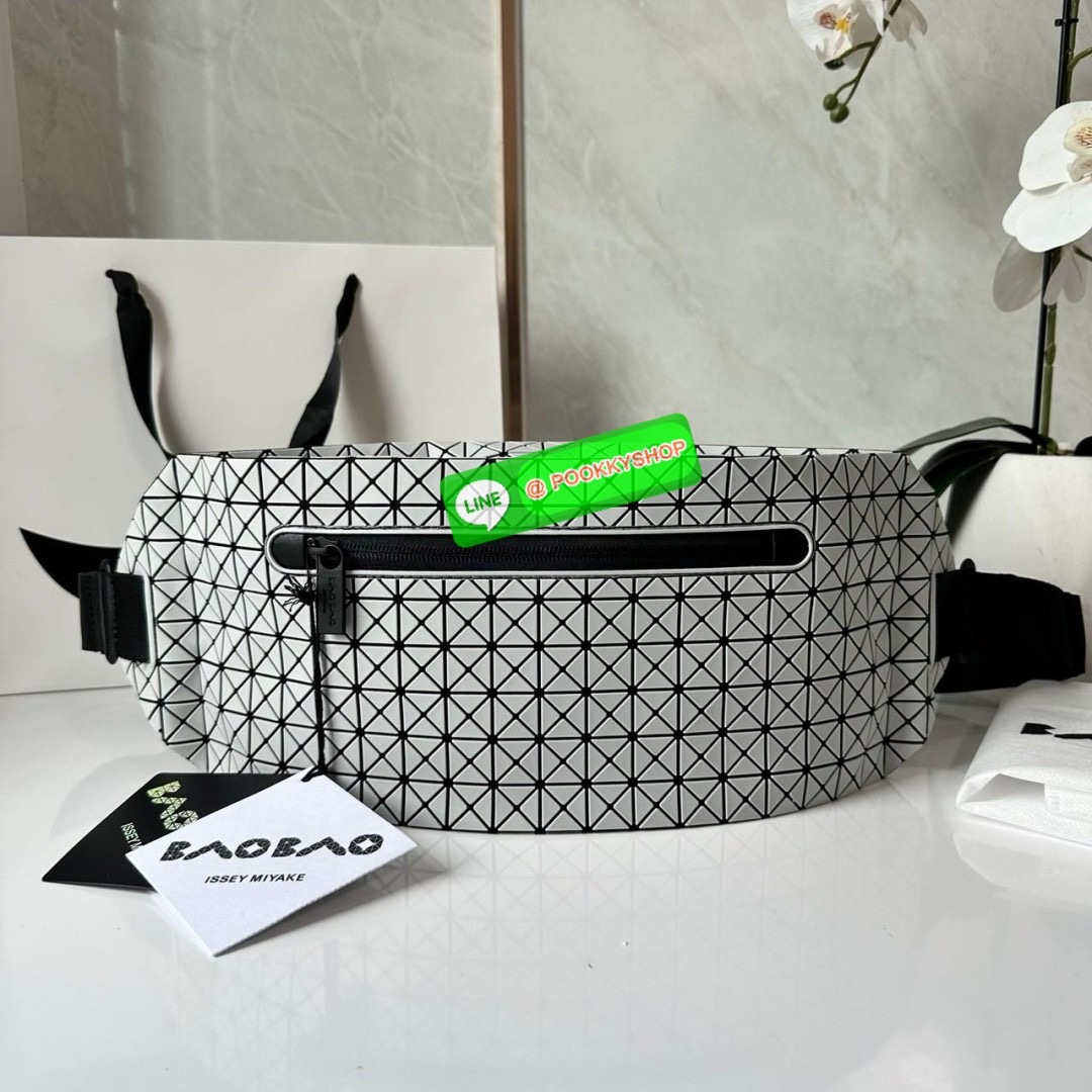 BaoBao Issey Miyake baton belt bag 🔖กระเป๋าคาดเอว/คาดอก เอกลักษณ์โดดเด่นตลอดทั้งใบ สุดเทห์ น้ำหนักเบาพกพาสะดวก 🔖วัสดุ: โพลียูรีเทนผสมหนัง 🔖เปิด-ปิดแบบซิปบน และมีช่องซิปด้านหน้า ภายในมีช่องแยกสัดส่วน 2 ช่อง ซับในผ้าไนลอน 🔖สา