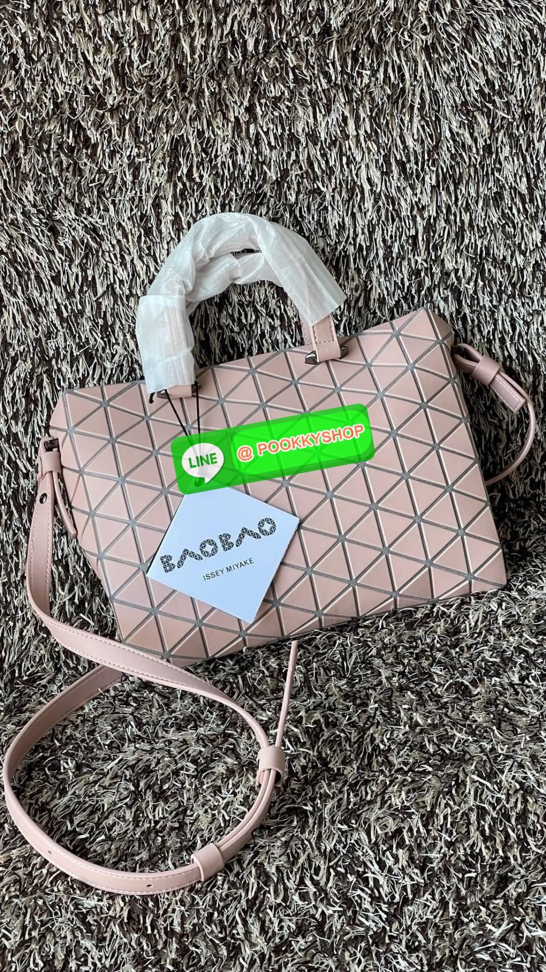 *Small BAO BAO ISSEY MIYAKE TONNEAU เป็น ซีรีย์ที่มีเอกลักษณ์เฉพาะตัว ด้วยแผ่นสามเหลี่ยมที่มีสัญลักษณ์เท่ากันทุกด้าน และยังผสมผสานงานดีไซน์ อันสง่างามเท่ากับฟังก์ชั่น การใช้งานสุดพิเศษ โดยมีจุดเด่นที่ซิปด้านบน สำหรับเปิดปิดและมีสายสะพายไหล่ ที่สามารถถอดออ