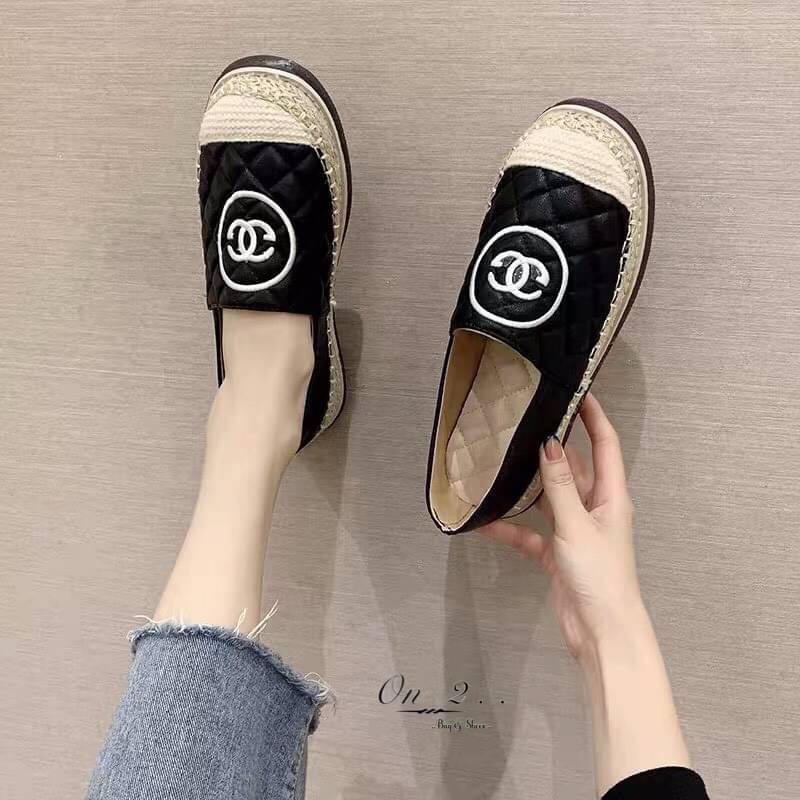 เข้าแล้วค่า รองเท้าคัชชูทรง CC espadrilles สุดปัง หนังปัง CC ไขว้หนังเย็บบุลาย หัวตัดสี ขอบเป็นปอถัก ทรงสวยค่ะทรงนี้ฮิตตลอดใส่ได้เรื่อยๆแมทช์กับชุดง่ายพร้อมส่ง 2 สีค่ะ งานดีคัดเกรดงานกล่อง