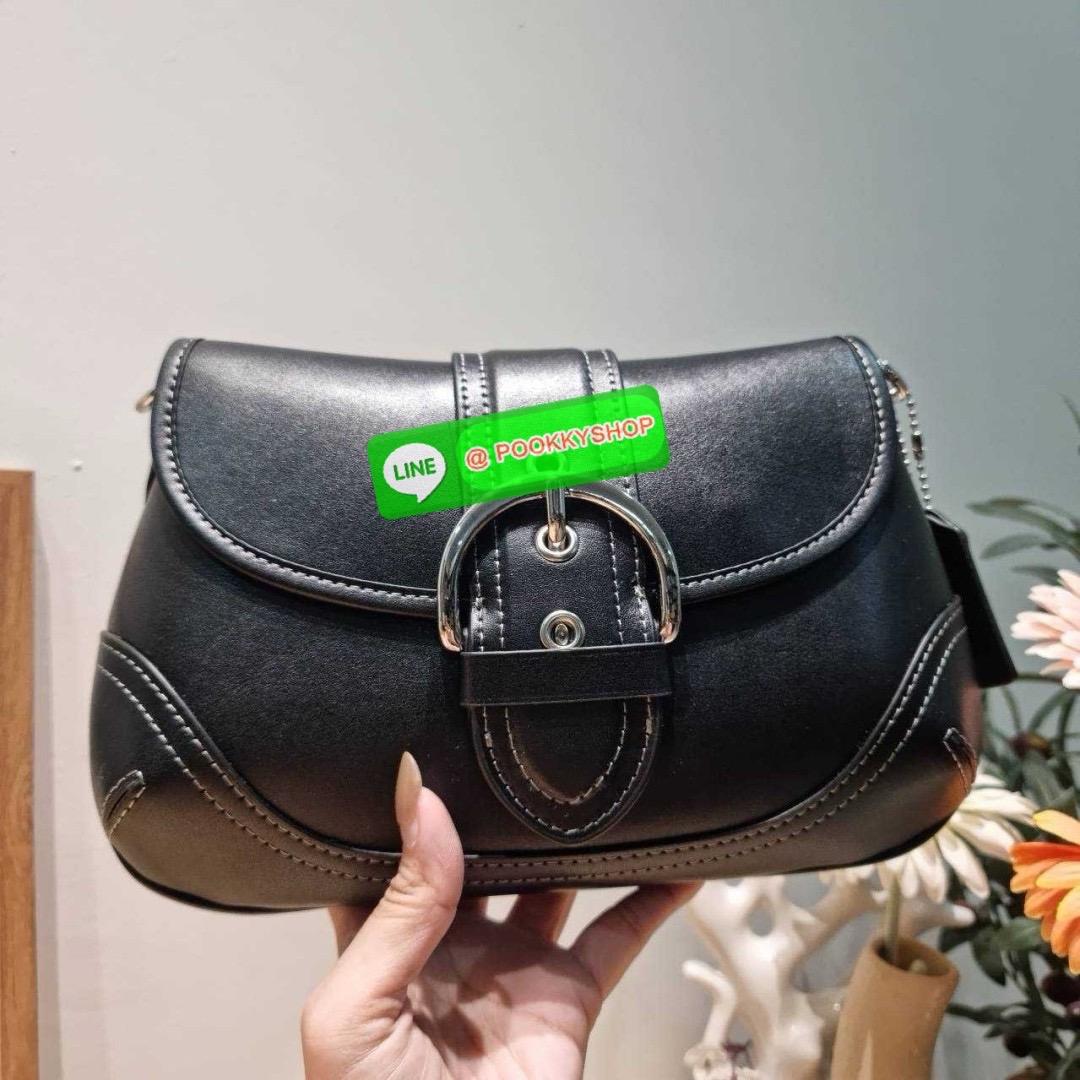 COACH CR737 SOHO BAG IN REPURPOSED DENIM 🔅 Details เลิกสวยแซ่บกี่โมงคะคุณน้า! ไอเท็มให้พาใจสั่นมาอีกแล้ว! กับกระเป๋าสะพายไหล่สไตล์วินเทจ ที่ยังคงแมสและฮอตมาก ด้วยรูปทรงที่ใช้งานง่าย ไม่เกะกะ แต่มีความเรียบหรูในตัว กระเป๋าปิดด้วยกระดุมแม่เหล็ก ภายใ