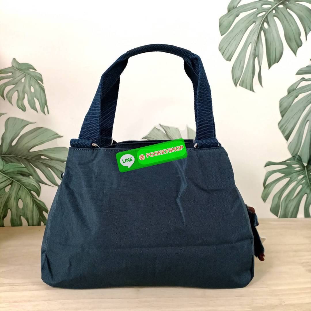 KIPLING ELISE HANDBAG กระเป๋าถือและสะพายไหล่ ขนาดกำลังพอดี จุของได้มาก มีหูจับสองสาย ถือสะดวก น้ำหนักเบา มีช่องซิป ด้านหน้า ช่อง กระเป๋าหลักเปิด-ปิดด้วยซิป มี3 ช่องว่างใส่ของได้จุมากๆ ใส่มือถือได้ กระเป๋าสตางค์ใบยาว และ เครื่องสำอางค์ได้หลายชิ้นเลยค่ะ เก็