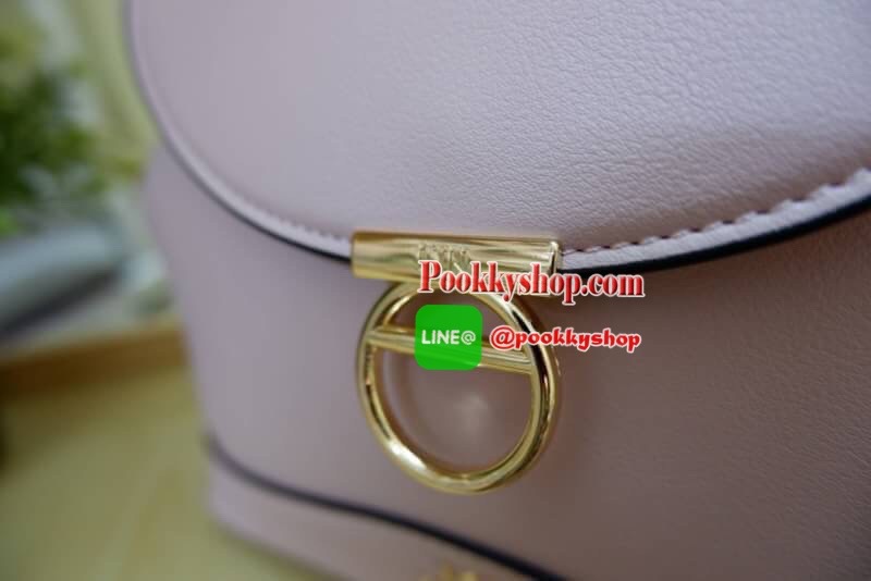 Lyn กระเป๋าหิ้วมาพร้อมสายสะพาย ขนาดกลางๆไม่เล็กไม่ใหญ่ ดีไซน์สวยน่ารัก ด้านในมีป้ายโลหะปั๊มแบรนด์ ใต้กระเป๋ามีหมุดรองทั้ง 4 มุม รูปทรงสวยเก๋ขนาดนี้ ไม่มีไม่ได้นะคะ