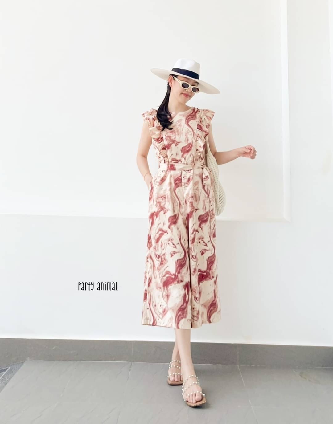 Marble Jumpsuit จั๊มสูทห้าส่วนทรงปล่อย แต่งระบายช่วงอก มาพร้อมเชือกผูกเอว เนื้อผ้า polyester พลิ้วๆนุ่มใส่สบาย งานมีซับในตัว ซิปหลัง และกระเป๋าล้วงข้างตัว เป้ายาวไม่รั้งค่ะ 2สี