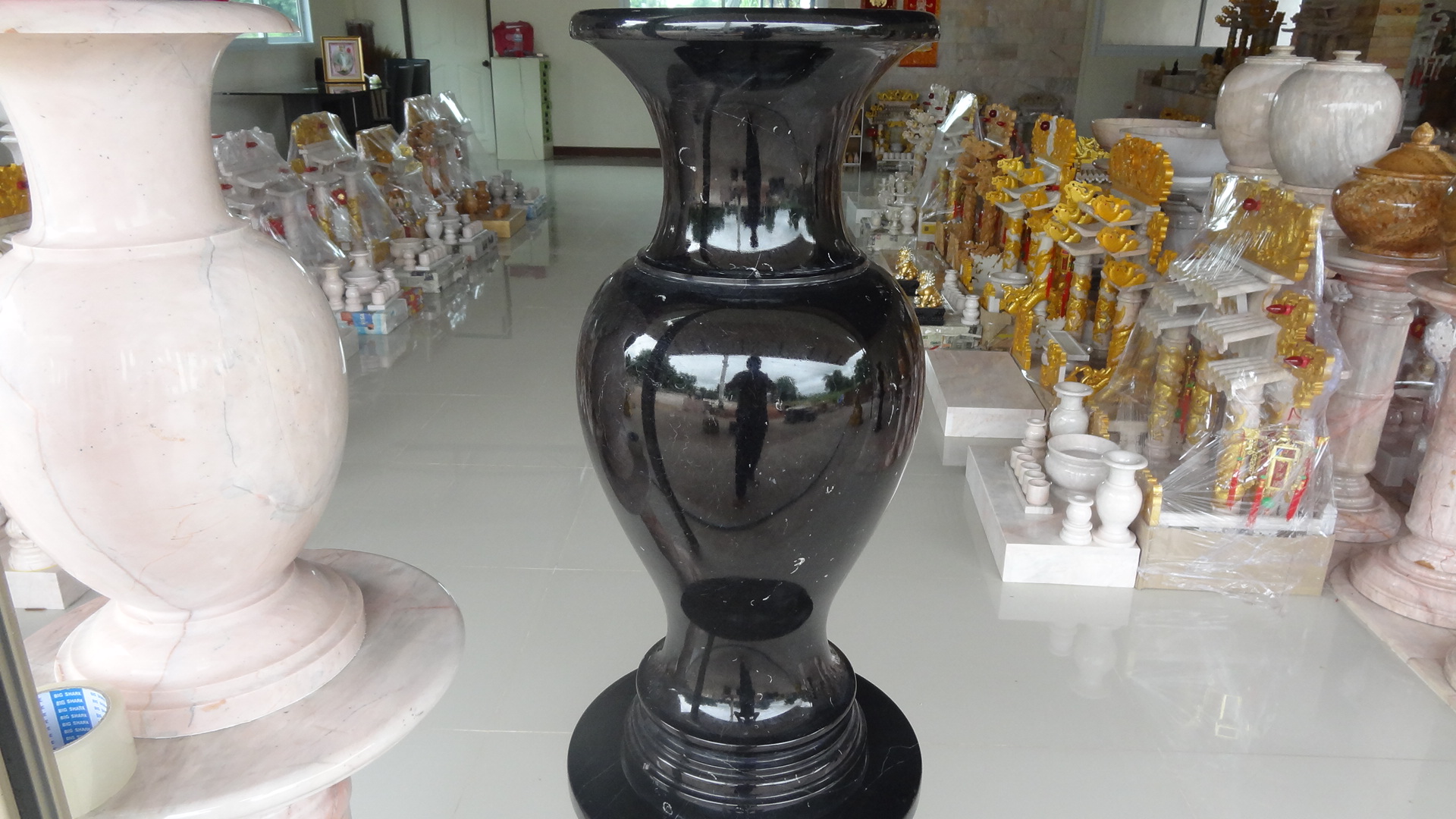 แจกันหินอ่อน สีดำเข้ม ขนาดสูง 60 เซนติเมตร กว้าง 20 เซนติเมตร