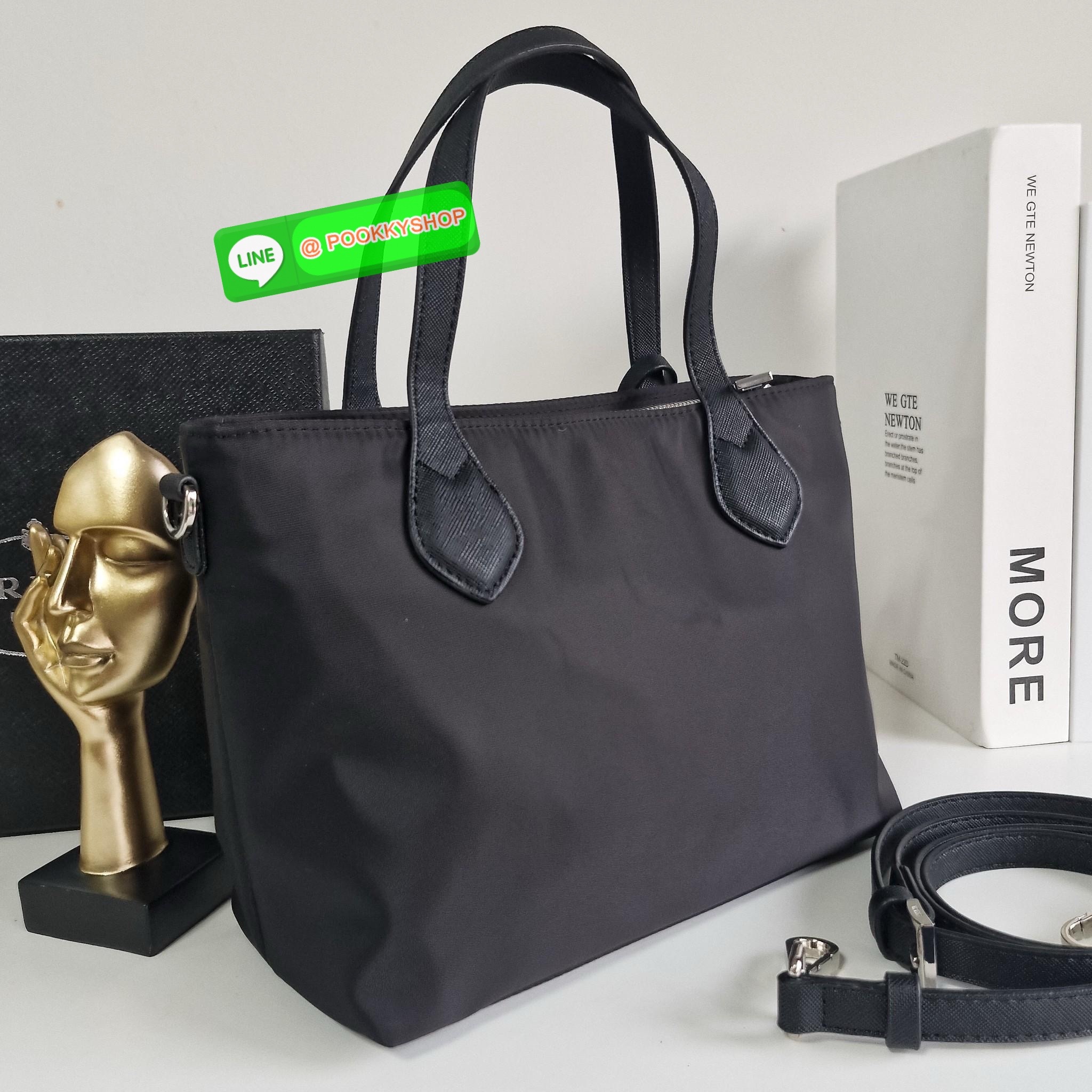 NEW ARRIVIAL กระเป๋าผ้าไนล่อน ทรงHandbag ขนาดกำลังดีมินิน่ารักมากค่า จากแบรนด์ PRADA เปิดปิดด้วยซิป ด้านในมีช่องซิปและช่องแยก แบ่งเป็นสัดส่วน ใส่กปต.ยาว เครื่องสำอางค์ ได้สบายค้า เหมาะกับการถือเป็น everyday look สุดๆ และยังมาพร้อมสายยาว Crossbodyได้อีกด้ว