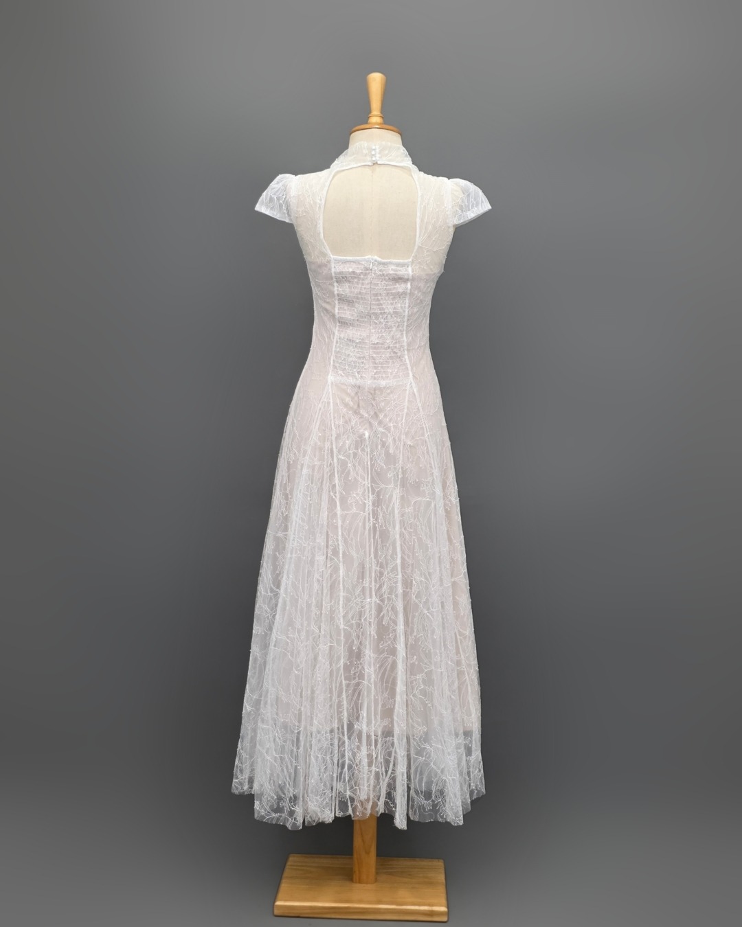 เดรสแฟชั่น เดรสเสื้อคอกลมแขนเต่อ กระโปรงบาน ดีเทลซีทรูที่บ่าและแขน