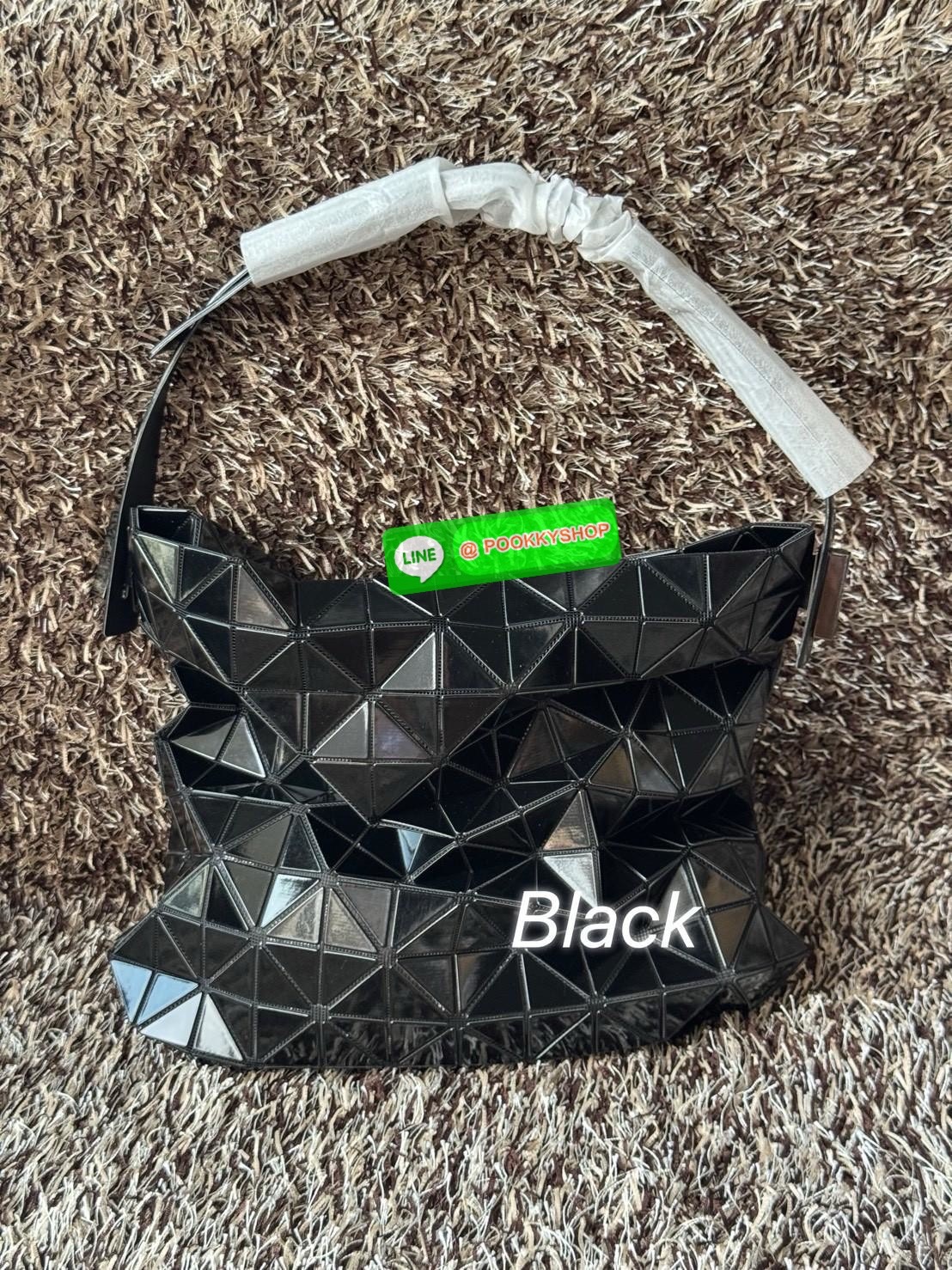 Baobao Issey Miyake Large Baguette เป็นกระเป๋าที่ดูมีมิติและสวยงามด้วยรูปทรงของมัน ซึ่งหูกระเป๋าจะมีความกว้างขึ้นไหล่ได้ได้แบบสบายๆ ใส่ของได้เยอะ ปากกระเป๋ามีช่องซิป ด้านในมีช่องใส่ของเพิ่ม สะดวกสบายพกพาไปได้ทุกที่ รูปทรงกนฃระเป๋าทำให้ดูเรียบง่ายยิ่งขึ้น