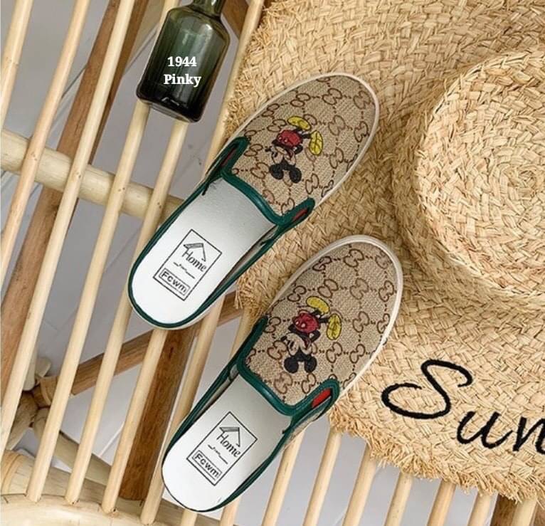 พร้อมส่ง ผ้าใบเปิดส้น งานนำเข้ากุชชี่ Mickey ที่กำลัง hot งานดีมาก พื้น pu เกาะพื้นดีเยี่ยม บิดงอได้ ตัวรองเท้าเป็นสีทองเงาวับ แต่งด้วยพี่ Mickey ของเราดูโดดเด่น น่ารักกว่าใคร แน่นอน