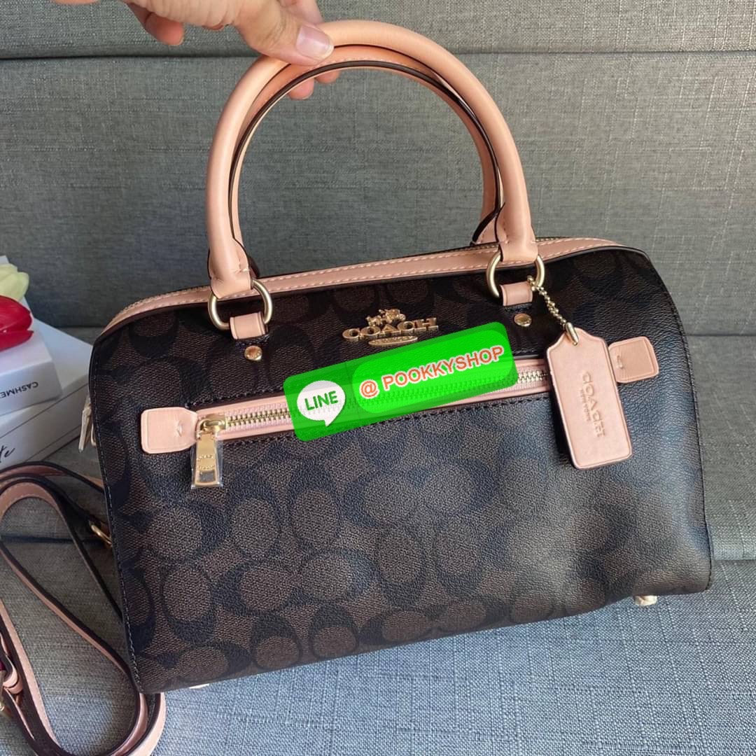 COACH ROWAN SATCHEL IN SIGNATURE CANVAS (COACH F83607) เป็นอีกรุ่นมาแรงสุดๆ ร้อนแรงไม่เบา โดดเด่นอย่างลงตัวกับรุ่นนี้ หมอน 10" รุ่นมีช่องซิปด้านหน้า สามารถแยกเก็บของสำคัญๆได้อย่างเป็นสัดส่วน สำหรับใครที่ชอบกระเป๋าที่จุของได้เยอะๆ รุ่นนี้ตอบโจทย์ได้เล