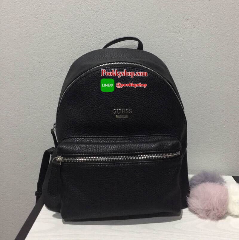 Don't Miss! GUESS WOMAN'S FACTORY BACKPACK กระเป๋าเป้ขนาดกำลังดีวัสดุหนังแกะสังเคราะห์นิ่มสวยน้ำหนักเบา มีหูหิ้วเเละสายสะพายหลังเลื่อนปรับได้ ด้านหน้ามีโลโก้และช่องซิป เปิดปิดด้วยซิปสะดวกใช้ ภายในกว้างใส่เอกสาร ipad ของใช้ได้เยอะ จะสะพายไปเรียนไ