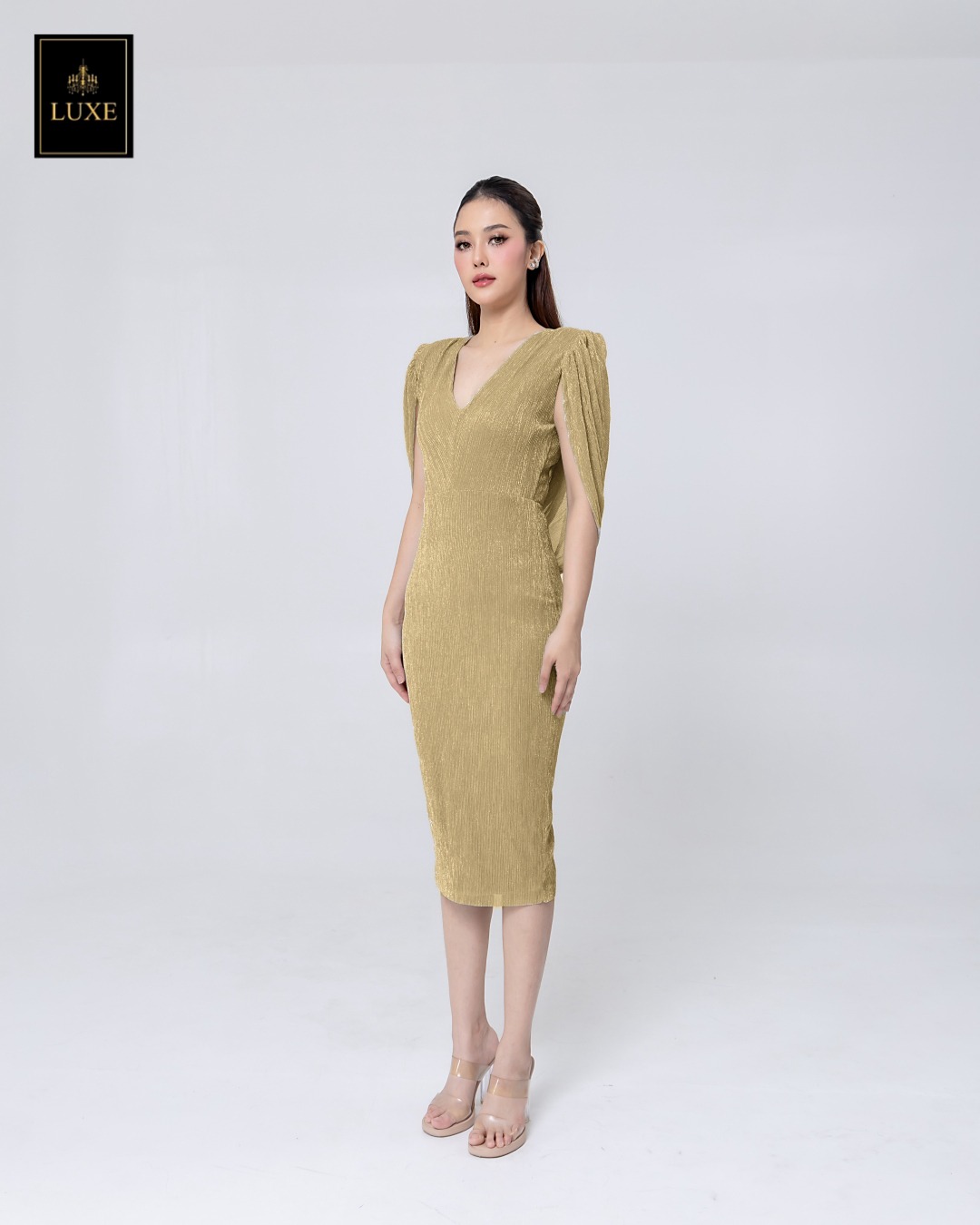 เดรสแฟชั่น เดรสเสื้อวี กระโปรงทรงสอบ มีผ้าคลุมไหล่คอถ่วงด้านหลัง ทำจากผ้าราเม่อัดพลีท