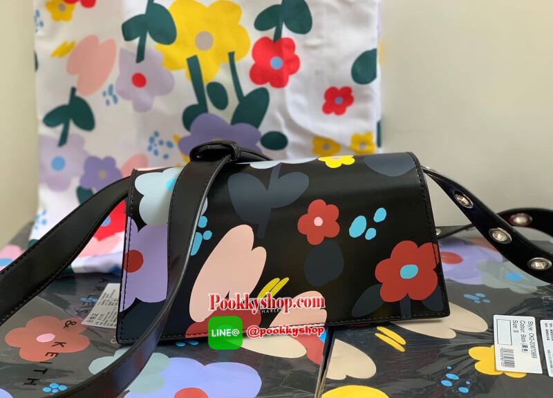 New arrival Limited Edition !! CHARLES & KEITH ACCESSORIES BOX SET พร้อมส่ง รุ่นหายากค่ะ!! มาพร้อมกันทั้ง set ค่ะ // ในเซตมีกระเป๋า;การ์ด ;ถุงผ้าหิ้ว กล่องกระดาษแบรนด์ค่ะ สุดคุ้มทีเดียว!! ✔️กระเป๋าลายดอกไม้ สะพายข้างได้ ครอสบอดี้ร์ได้ หรือถือแบบคลั