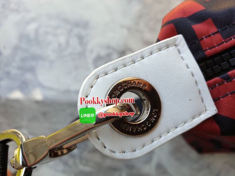 LE PLIAGE LGP TOP HANDLE BAG M รายละเอียด • วัสดุ: ผ้าใบ • อะไหล่: นิกเกิล • ตัวกระเป๋า: ผ้าใบโพลีอะไมด์เคลือบด้านใน • ตกแต่ง: หนังวัว รายละเอียดภายนอก • การปิด: ซิปและกระดุมสแน๊ป • สายสะพาย: ถอดออกได้ • ช่อง: 1 รายละเอียดภายใน • ช่องใส่ของ: 1 • จุของได้เ