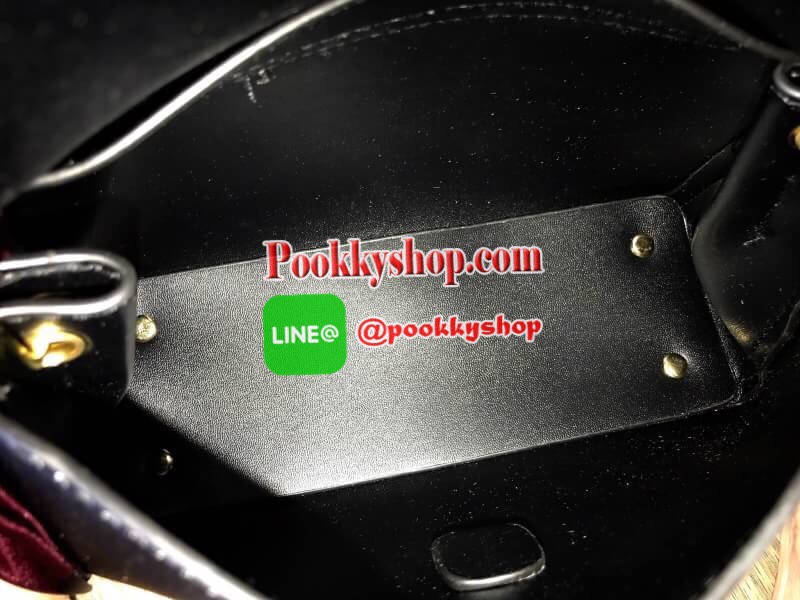 พร้อมส่งความน่ารัก..รุ่นใหม่ชนช็อป! NEW! ZARA MINI CITY BAG With POLKA DOTS SCARF กระเป๋าถือหรือสะพายรุ่นใหม่ชนช็อปวัสดุหนัง Saffiano อยู่ทรงสวยสไตล์ PRADA โดดเด่นที่มาพร้อม Scarf ลาย Polka dots พันหูหิ้วเป็นเปียสุดชิค หูหิ้วจับถนัดมือ เปิดปิดด้วยตัวล๊อค