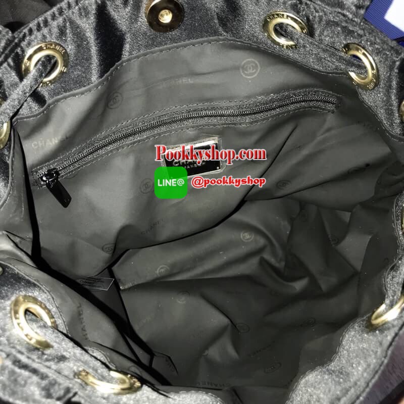 พร้อมส่งไอเท็มแนะนำ!!! Chanel Beaute Black Sequin Dreawstring Shopping Bag VIP GIFT Limited Edition ของแท้นำเข้าจากเคาน์เตอร์เครื่องสำอางค์ Chanel ขนาดกำลังดี น้ำหนักเบา ด้านหน้าประดับโลโก้แบรนด์สุดคลาสสิค เปิดปิดแบบหูรูด Drawstring พร้อมกระดุมแม่เหล็ก ซั