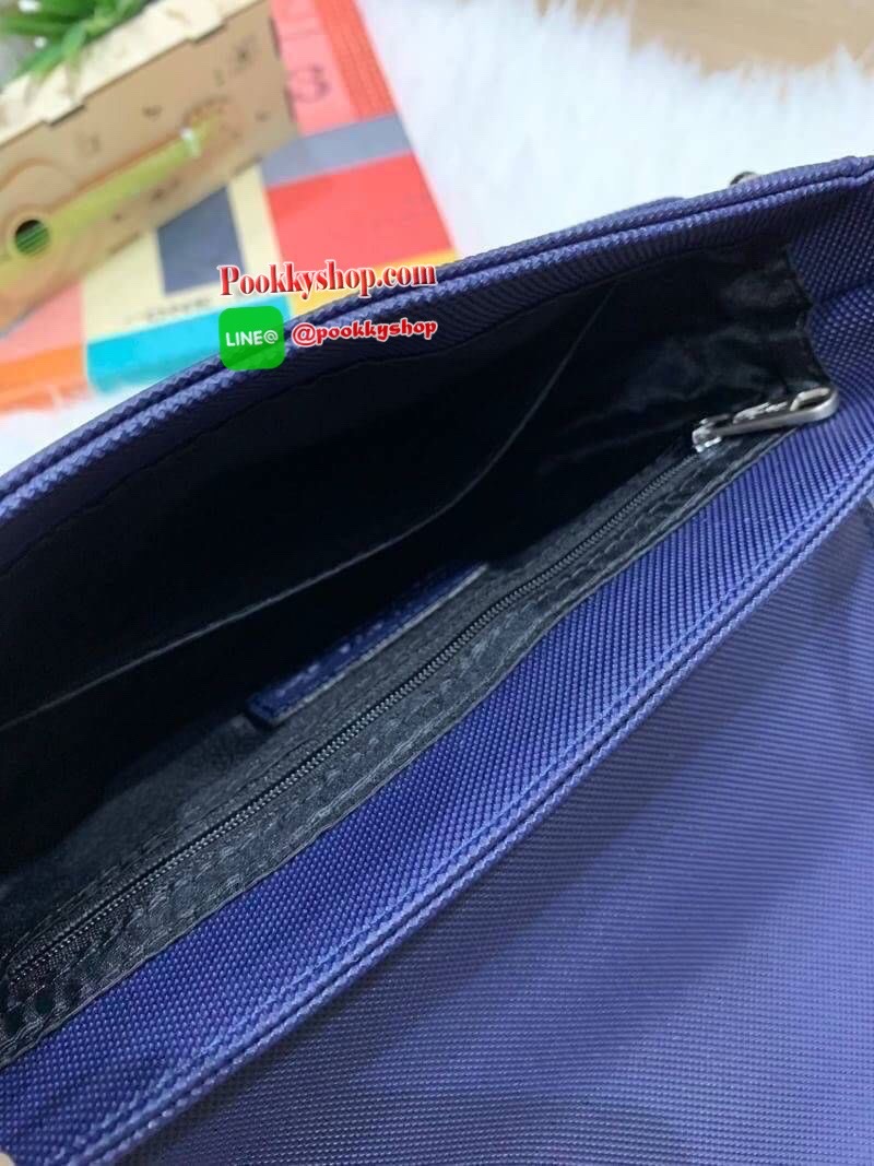 ลาคอส Classic Flap Crossover Bag จากแบรนด์ดัง หนังสวยงามตามแบบฉบับของแบรนด์ ด้านหน้ามีสัญลักษณ์จรเข้เป็นโลโก้แบรนด์ เปิดปิดด้วยกระดุมแม่เหล็ก ภายในมีช่องใส่ของเป็นสัดส่วน ขนาดกำลังดี ใส่ มินิipad , กระเป๋าสตาค์ยาวได้ สายสะพายยาวมปรับความยาวได้ฟร