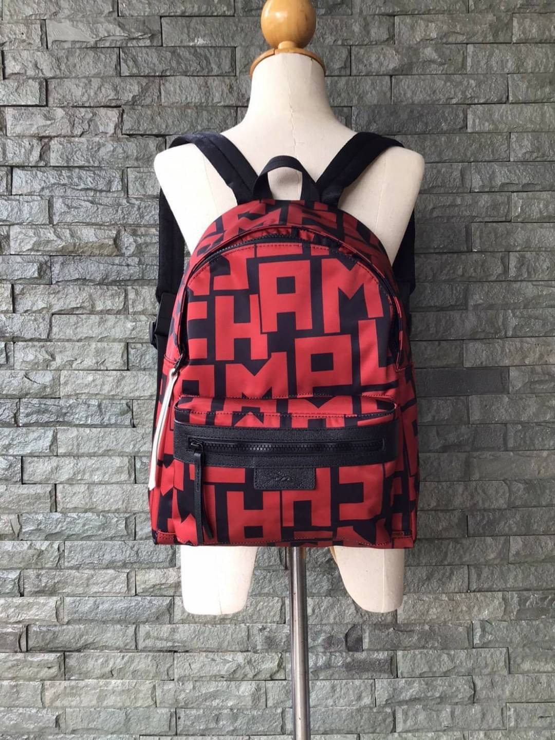 LONGCHAMP LE PLIAGE LGP BACKPACK รายละเอียด • วัสดุ: ผ้าใบ • อะไหล่: นิกเกิล • ตัวกระเป๋า: ผ้าใบโพลีอะไมด์เคลือบด้านใน • ตกแต่ง: หนังวัว รายละเอียดภายนอก • การปิด: ด้วยซิป • สายสะพาย: เลื่อนปรับระดับได้ • ช่อง: 1 ช่องซิป ภายใน • ช่องใส่ของ: 1 ช่อง ช่องด้า