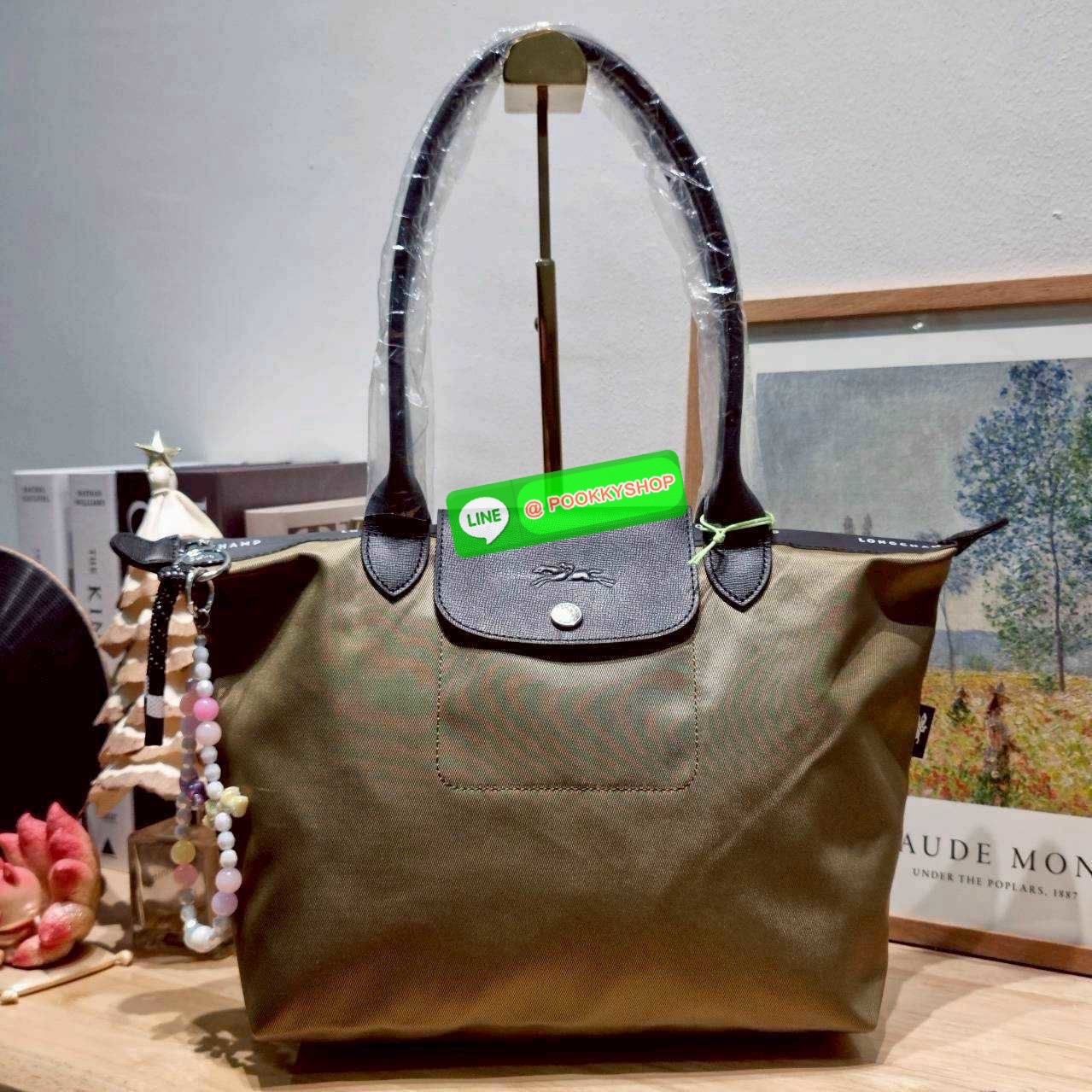 Longchamp le pliage energy M tote bag 🔆 Details เป็นอีกรุ่นที่แรงมาก จึ้งมาก! กระเป๋าสะพายไหล่ทรงโท้ท รุ่นยอดฮิต ดีไซน์ใหม่ให้ความสปอร์ตตี้มากขึ้น มาพร้อมขนาดใหม่ที่หลายๆคนรออยู่ น้ำหนักเบา ดีไซน์เรียบง่าย แต่ดูแพง ปากกระเป๋าออกแบบให้มีฝาปิดและซิป