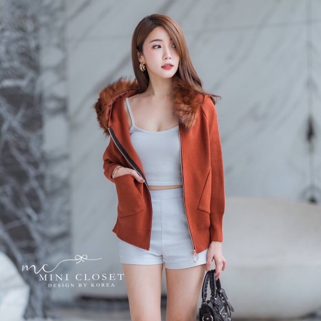 งานขายดี บอกเลยใส่ได้ตลอด สินค้าถ่ายจากงานจริง คุณภาพดีเฟอร์แน่นๆนุ่มๆมีฮู้ด ขนเฟอร์ถอดออกได้ มีซิปหน้า เป๋าข้าง บอกเลยห้ามพลาดค่ะ