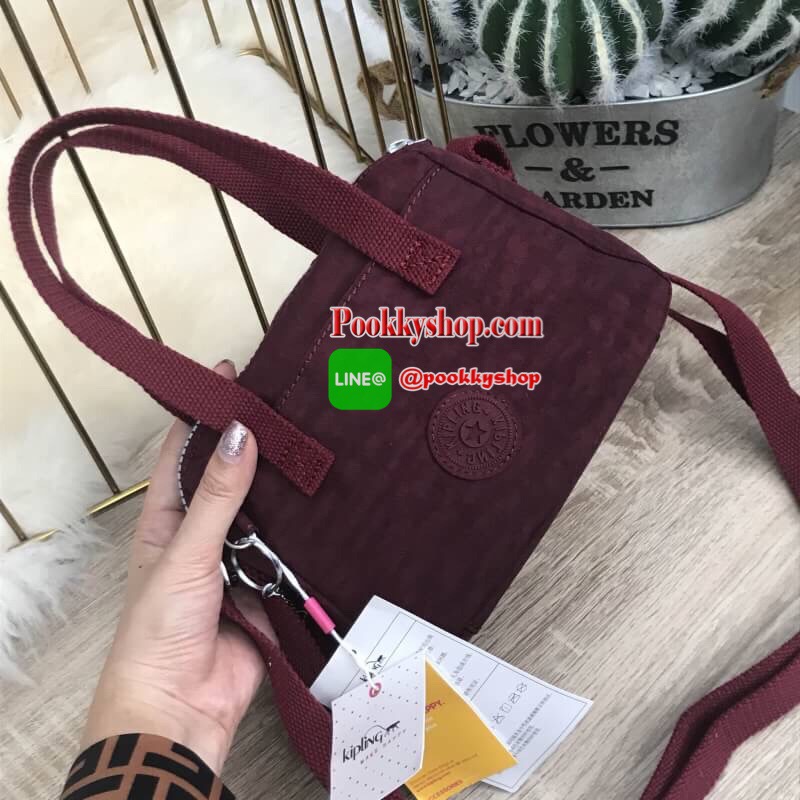 รุ่นหายาก Mini square สุดน่ารักจากแบรนด์ Kipling กระเป๋าผ้าเอกลักษณ์ น้ำหนักเบา ช่องเก็บของเยอะ ตอบโจทย์ทุกการใช้งาน มีพวงกุญแจลิงห้อยเข้ากับ Collection ภายใน มีช่องซิปและ ช่องใส่มือถือ ใบนี้ น่ารักมากคะ คอนเฟิร์ม!!!