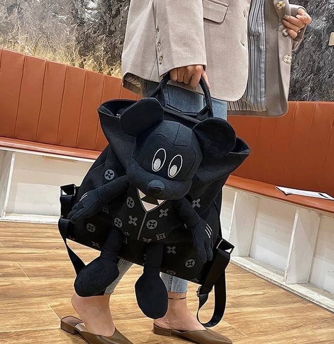พร้อมส่ง เป้ตุ๊กตา LV งานสวยน่ารักมากค่ะ ผ้าหนาดีมาก ช่องเก็บของใหญ่มาก ด้านใน มีหลายช่อง ด้านหลังมีช่องซิปเก็บของสำคัญ เก๋ไก๋ไม่เหมือนใคร