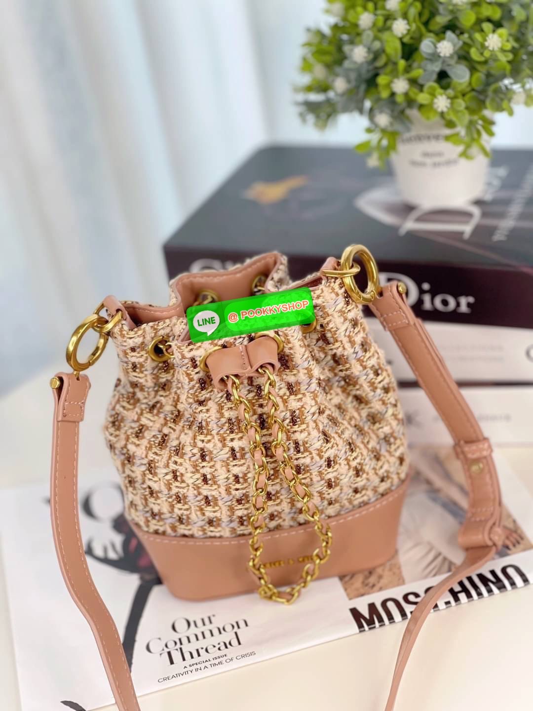 Charles&Keith แท้ Outlet กระเป๋าทรงขนมจีบ สวยน่ารักสุดคิ้วท์ มากๆๆๆ วัสดุเป็นผ้าทวิต+หนังpu มาพร้อมสายสะพาย 2 เส้น 2 แบบ สายโซ่+สายหนัง ตัวสายหนังปรับระดับได้ ฐานกว้างใส่ของได้เยอะตั้งอยู่ทรง