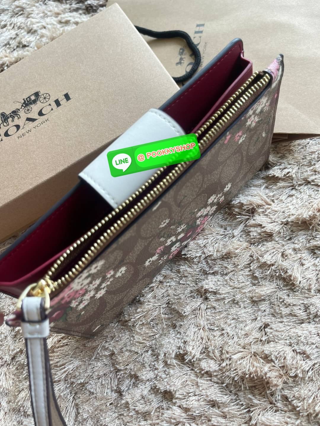 COACH TECH WALLET IN SIGNATURE CANVAS อีกหนึ่ง collection ของกระเป๋าสตางค์ที่ดีไซน์ทันสมัยให้ใช้งานได้แบบครบครัน เป็นกระเป๋าสตางค์ ที่มีช่องสำหรับใส่โทรศัพท์มือถือ ธนบัตร เหรียญ และบัตรต่าง ๆ ใช้งานแบบ2ด้าน เพิ่มความสะดวกสบายด้วยสายคล้องมือ ช่วยให้พกไปไหน