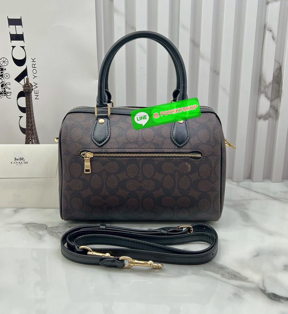 COACH ROWAN SATCHEL IN SIGNATURE CANVAS จุดเด่นของกระเป๋าทรงsatchel bag คือรูปทรงของกระเป๋าดูแข็งแรง มั่นคง ไม่เสียทรงง่าย มาพร้อมหูหิ้วที่ด้านบนของกระเป๋า ลายแคนวาสที่เป็นซิกเนเจอร์แบบเอกลักษณ์ ช่องใช้งานทุ้งภายในและภายนอก นอกจากนี้ กระเป๋าประเภทนี้ยังมี