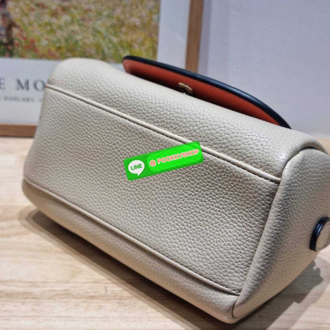 Longchamp le pliage xtra XS leather crossbody bag 🔆 Details มาใหม่! กับกระเป๋าถือ/สะพายรุ่นยอดฮิต ที่มาในดีไซน์ทูโทน โดดเด่นมีกิมมิค น่ารักน่าใช้สุดๆ รูปทรง cylinder ใช้งานง่าย ฝากระเป๋ามีช่องเล็กๆให้ได้ใส่บัตร ใส่ธนบัตรแบบหยิบจับง่ายๆ ช่องหลักเป็