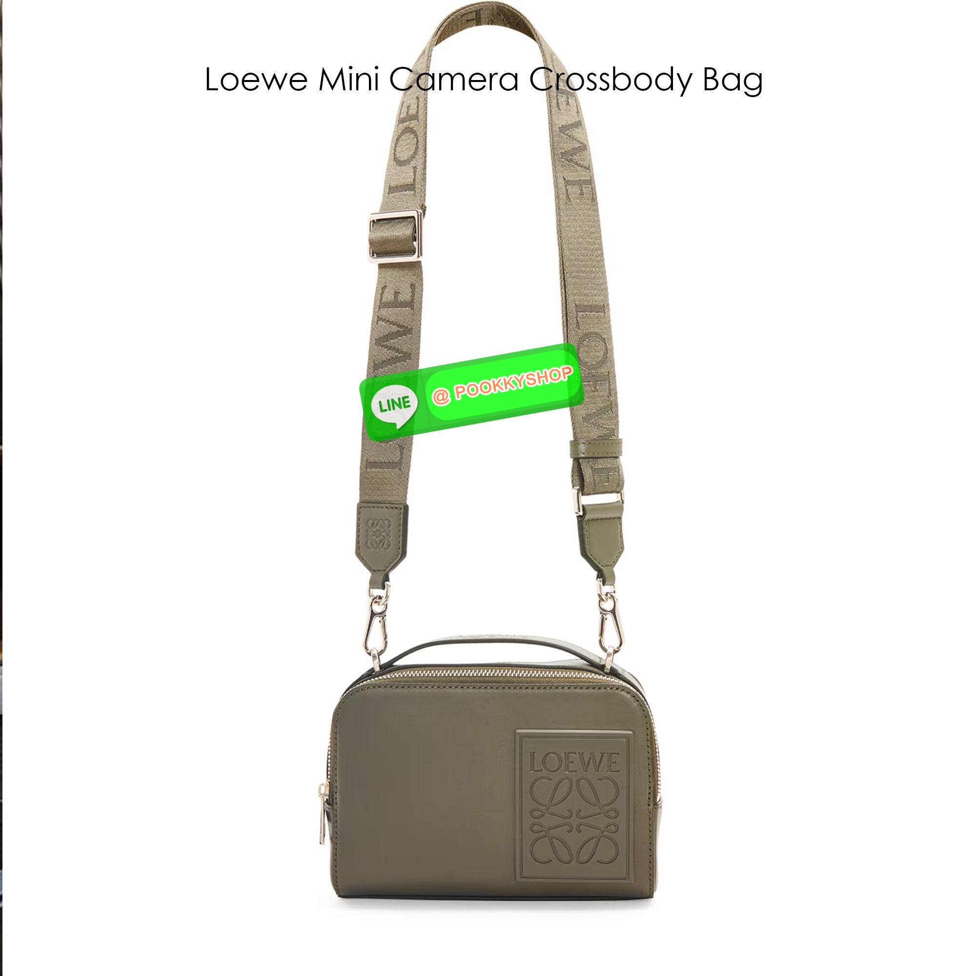 🕊️ พร้อมส่ง | Loewe Mini Camera Crossbody Bag กระเป๋าสะพายทรงกล่อง เรียบหรูเป็นเอกลักษณ์ อย่างแท้จริง ปั้มโลโก้โดดเด่นสีเดียวกับพื้นหนัง ให้ความรู้สึกเรียบง่ายแต่แฝงความคลาสสิกในตัว เรียกได้ว่าไม่ซ้ำใคร!! สวยอยู่ทรง เปิด-ปิดกระเป๋าด้วยซิป มาพร้อมส