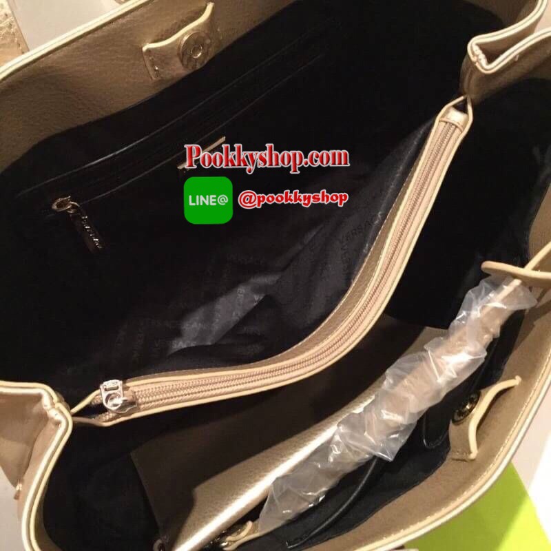 VERSACE JEANS TOTE BAG(VJ) กระเป๋าสะพายจากแบรนด์ดัง วัสดุ PU คุณภาพดี นิ่ม ด้านหน้าตกแต่งด้วยโลโก้แบรนด์สวยโดดเด่น ด้านในโล่งกว้าง มีช่องซิปและช่องใส่ของหลายช่อง ซับในลายแบรนด์ รุ่นนี้มาพร้อมกระเป๋าใบเล็กสำหรับใส่ของจุกจิกอีก1ใบ แยกใช้ได้ สาวๆที่ชอบใบใหญ่