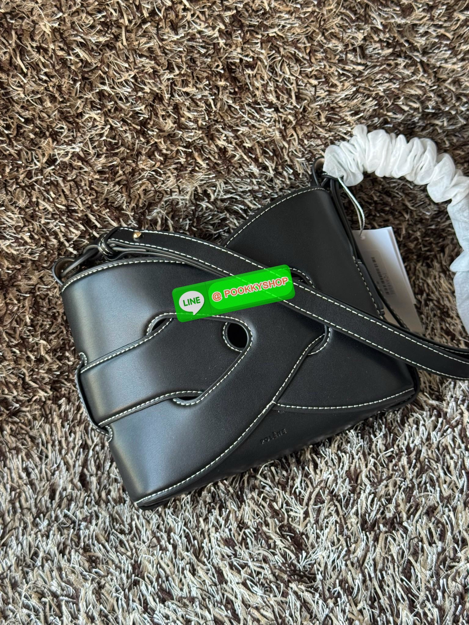 💕 Polene Nodde EDITION SMOOTH ใครที่อยากได้กระเป๋าเรียบๆ แต่ดูมีอะไร ขอแนะนำรุ่น Nodde หิ้วแล้วสวยแบบ Quiet Luxury โลโก้แบรนด์ถูกปั๊มไว้บริเวณด้านล่างของกระเป๋าอย่างประณีตจนแทบสังเกตไม่เห็น ฐานกระเป๋าถูกออกแบบมาให้เนียนเรียบ ปราศจากหมุด ในขณะที่ด้