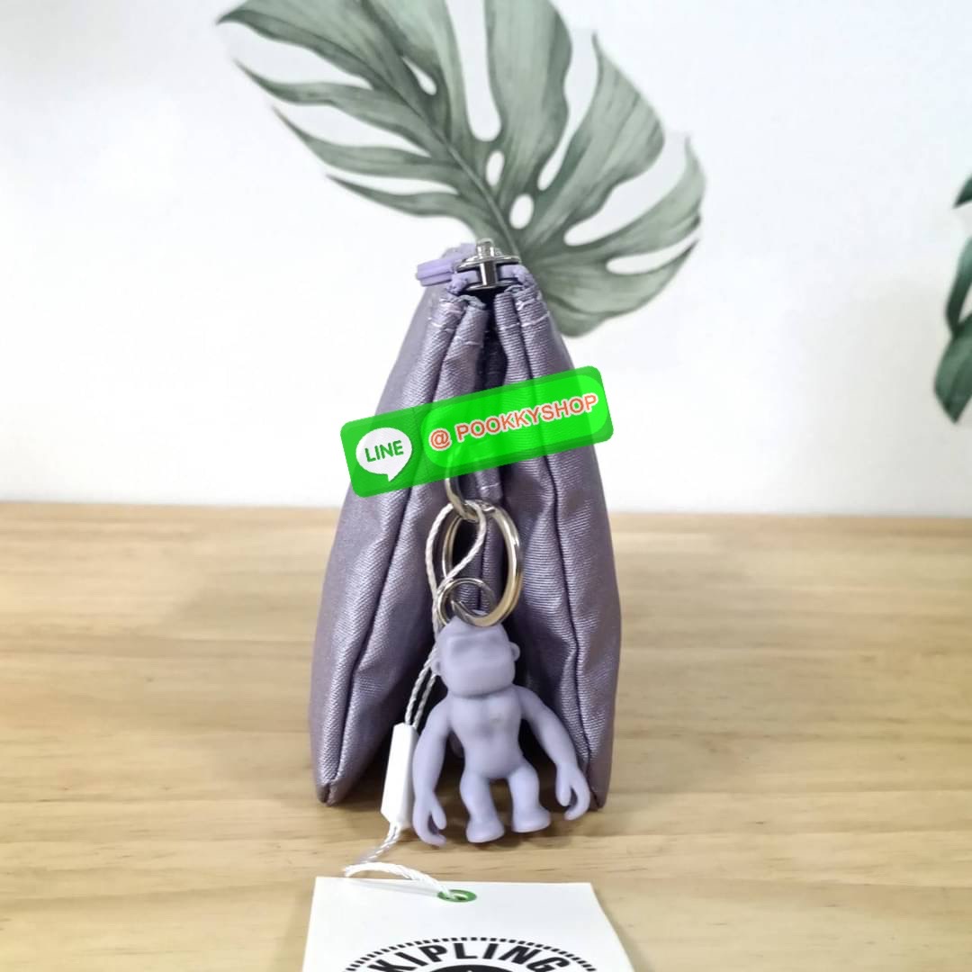 Kipling Creativity Large Pouch วัสดุ Nylon 100% กระเป๋าคล้องมือขนาดพอเหมาะ 7.25 นิ้ว พกพาสะดวก เปิด-ปิดด้วยซิปเดียวใช้งานง่าย ด้านในมีช่องกว้าง 2 ช่องและช่องซิปเล็กตรงกลางอีก 1ช่อง ใช้งานได้สะดวก สามารถใส่มือถือ 7.5 นิ้วได้ กุญแจรถ ธนบัตรได้ ล็อตนี้มาพร้อ