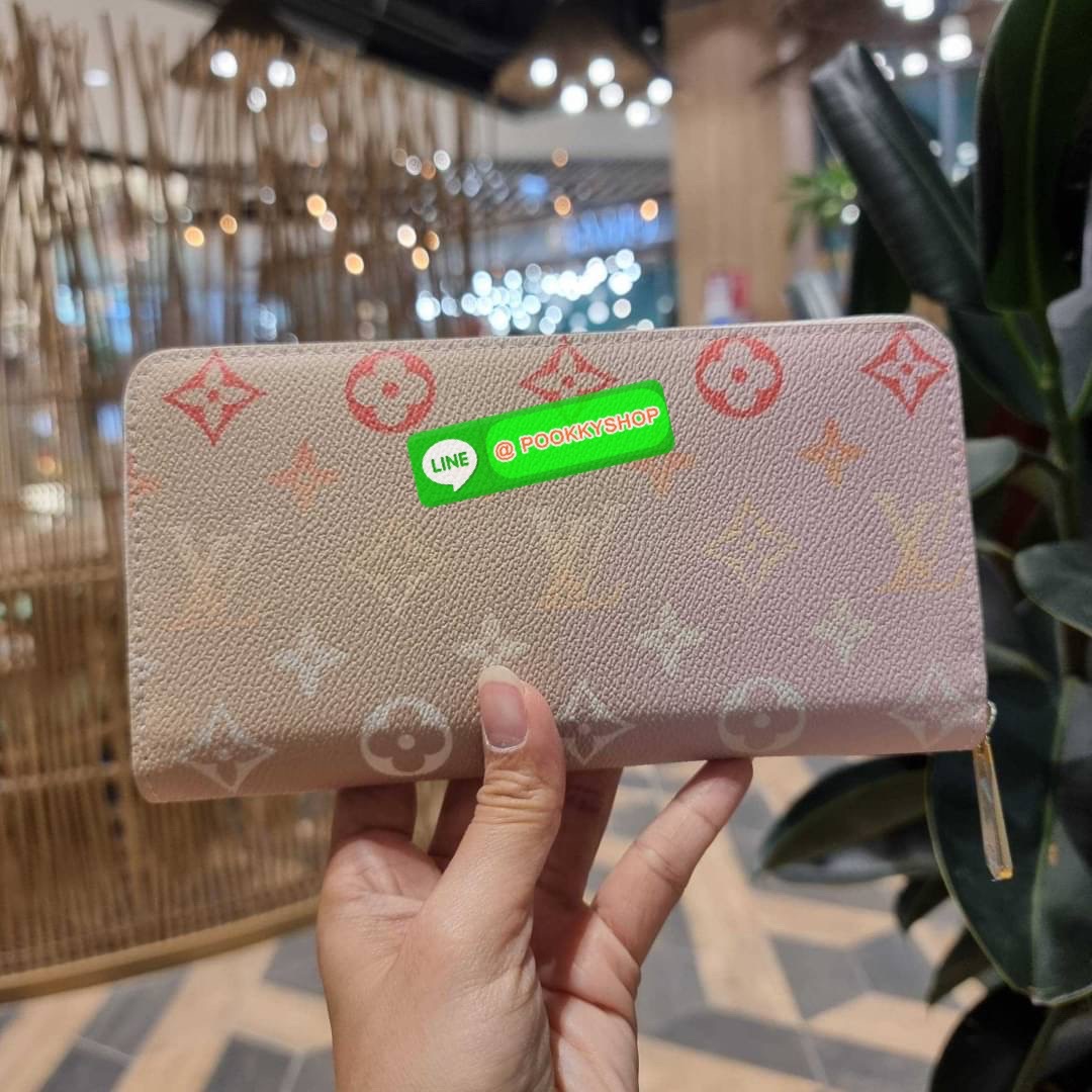 NEW IN!! LV long zip wallet with gwp กระเป๋าสตางค์พรีเมี่ยมกิ๊ฟ ดีไซน์ล่าสุด หวานๆสวยๆ น่าใช้มาก ใบยาวขนาดกำลังเหมาะมือ ถือแล้วขับผิว โดดเด่นด้วยสไตล์การไล่เฉดสีโทนละมุน ดูโดดเด่นไม่เหมือนใคร วัสดุหนังแคนวาส ทนทาน เปิด-ปิดด้วยซิปรอบ ภายในมีช่องใส่บัตรเยอะ