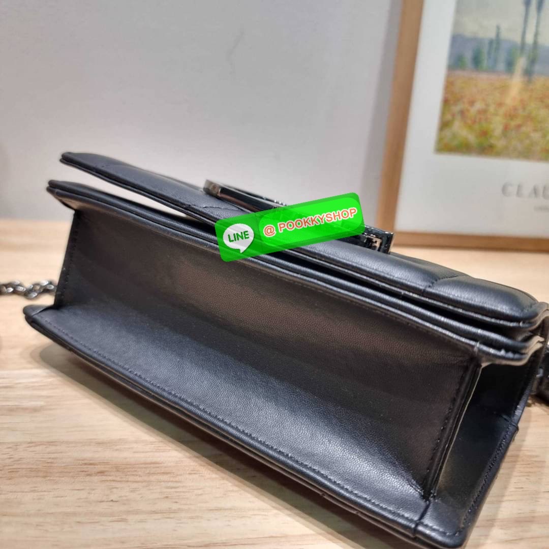 🔅 Model CD 30 MONTAIGNE POUCH WITH SHOULDER STRAP AND HANDLE 🔅 Details ย้อนยุคความหรูหรา อันเป็นเอกลักษณ์ กระเป๋าสะพายสวยอยู่ทรง เพิ่มลูกเล่นให้กับไอเท็มนี้ด้วย มือจับที่ถอดออกได้ และอะไหล่เปิด-ปิดแบบคล้องล็อค สะดวกใช้ ด้านหลังมีช่องใส่บัต