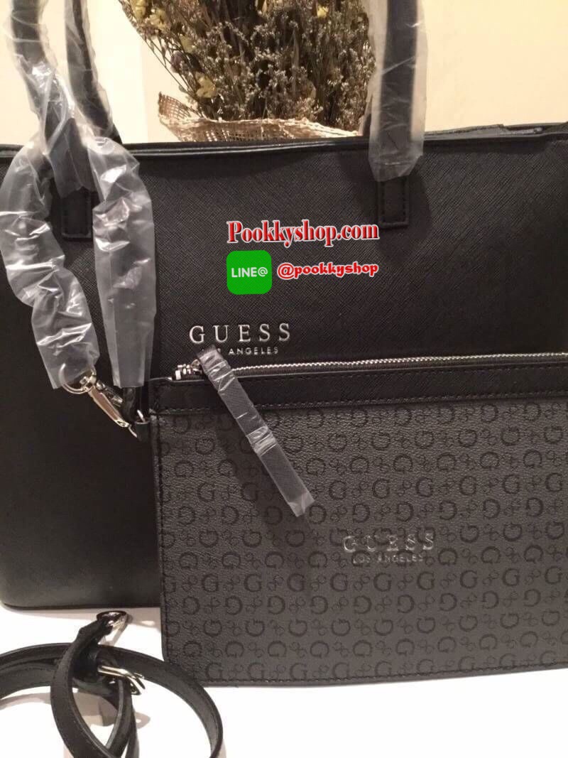 พร้อมถุงผ้าแบรนด์ GUESS BAG กระเป๋าสะพายทรง Tote จาก GUESS วัสดุหนัง Saffiano คุณภาพดี น้ำหนักเบา ด้านหน้าปั้มโลโก้แบรนด์สุดหรู รุ่นนี้มาพร้อมกระเป๋าใบเล็กสำหรับใส่ของ ถอดแยกใช้ได้ อะไหล่เงิน เปิดปิดกระเป๋าด้วยซิปสะดวกใช้ ด้านในโล่งกว้าง มีช่องเล็กสำหรับใ