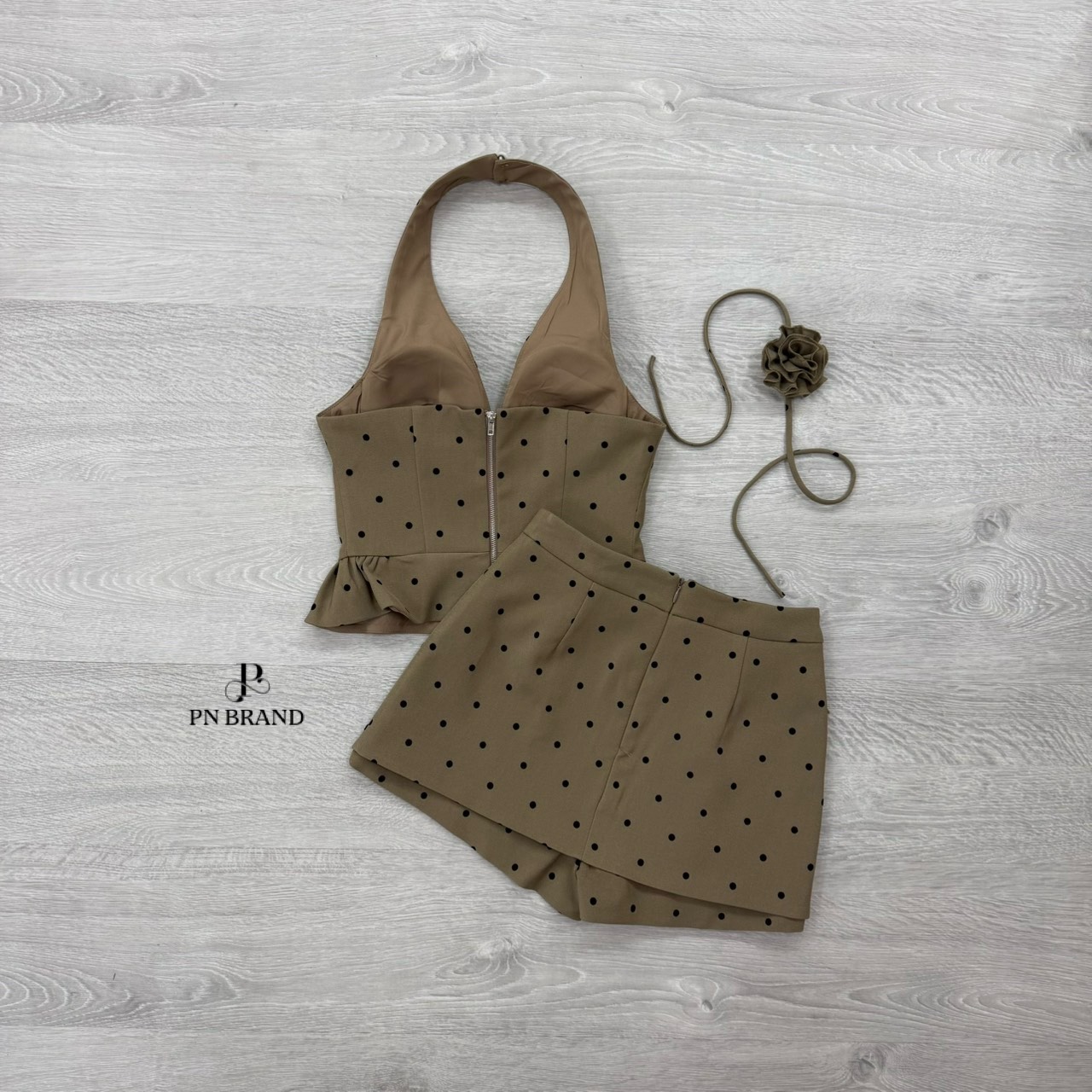 ชุดเซทแฟชั่น เซต 2 ชิ้น (เสื้อคล้องคอมีโชคเกอร์ + กระโปรงกางเกง) ชุดโทนสีน้ำตาลมะฮอกกานี