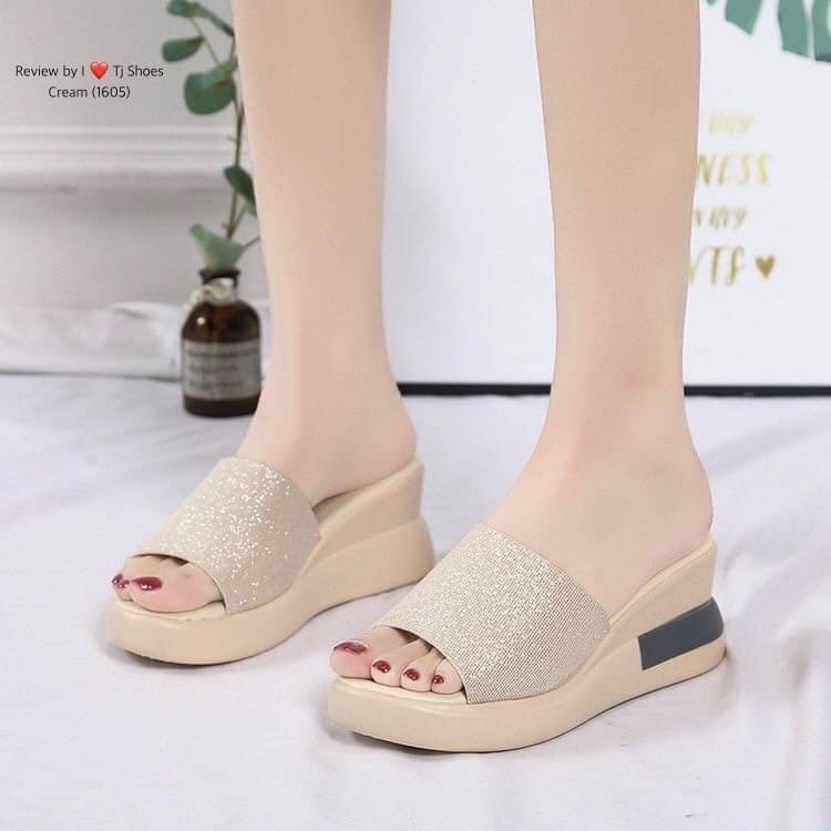 พร้อมส่งรุ่นนี้เกร๋มาก ขายดีมากบอกเลยจ้า รองเท้าส้นเตารีดนำเข้า น้ำหนักเบา เข้าได้กับทุกชุด แถมใส่ได้ตลอด ไม่มีตกเทรน ของจริงงานดี สวยตรงปกแน่นอน เพราะทางร้านถ่ายรูปจากสินค้าจริง สวยเป๊ะมาก ควรมีไว้เป็นคู่โปรด เป็นรุ่นที่ทางร้านแนะนำ รีบสั่งด่วนๆเลยจร้า ช