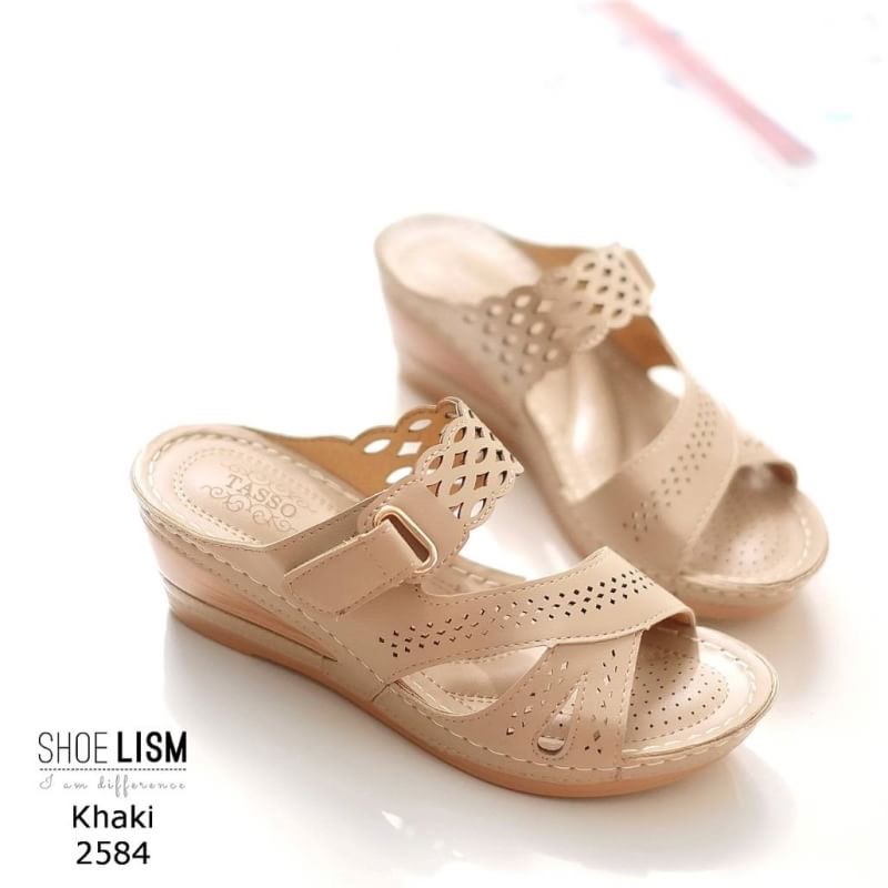 สินค้าพร้อมส่ง บอกรักแม่ด้วยคู่นี้ได้เลยจ้า รองเท้าส้นเตารีดเพื่อสุขภาพ ใส่ได้ทุกวัย รองเท้าลำลองทรงสวม วัสดุหนังพียูฉลุลาย แบบเกร๋ๆ งานเย็บรอบบอดี้ พื้นบุนวมนุ่ม วันปีใหม่นี้มอบให้คุณแม่ได้จ้า พร้อมส่งความงามถึงบ้านคุณคร้า