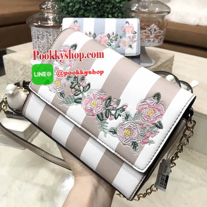 Don't Miss! ALDO Flower Crossbody Bag กระเป๋าสะพาย ALDO แบรนด์ดังจากแคนนาดา ดีไซน์สุดชิคปักลายดอกไม้สไตล์วินเทจหนังลายทางสพาสเทลอยู่ทรงกันน้ำ เปิดปิดด้วยกระดุมแม่เหล็ก ภายในมีโลโก้ ช่องซิป ช่องใส่มือถือ ใส่iphone+ได้ น้ำหนักเบา เป็นอีกหนึ่งรุ่นแนะนำค