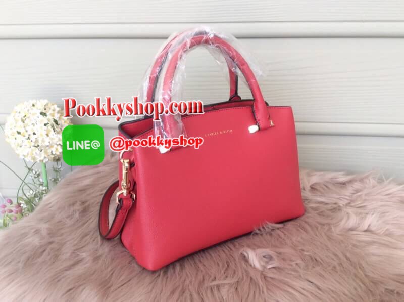 จัดส่งฟรี EMS ทั่วไทยค่ะ พร้อมส่ง New! 2017 CHARLES & KEITH BASIC CITY BAG SHOP (Size M) กระเป๋าถือหรือสะพาย ทรงสวย ขนาดกำลังดี อยู่ทรง หนังpuแข็ง ภายในเปิด-ปิดด้วยกระดุมแม่เหล็ก มี2ช่อง คั่นกลางด้วยช่องซิป ฐานกระเป๋ามีหมุดรองฐานสี่มุม ใส่กระเป๋าสตางค์ยาว