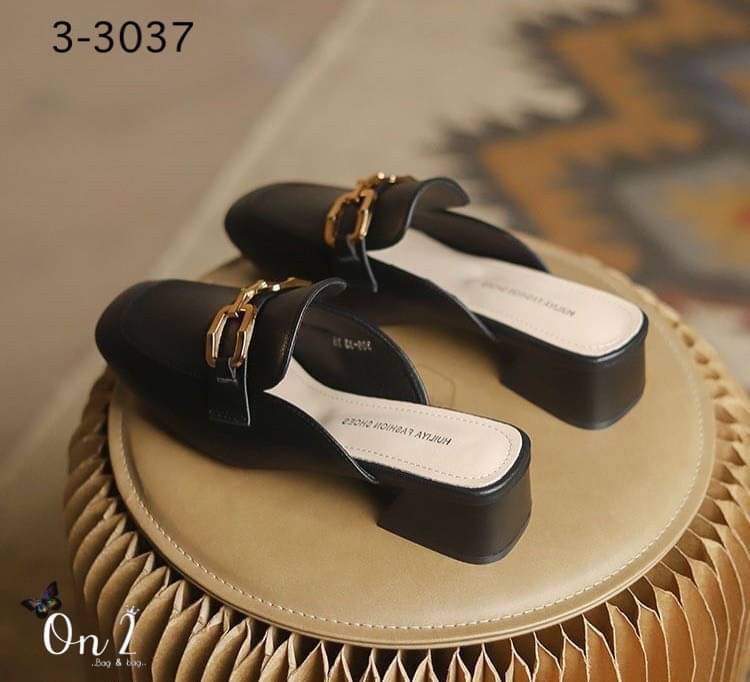 รองเท้าทรงคัชชูเปิดหลังหน้าประดับอะไหล่สไตล์แบรนด์ เสริมส้นสูง4ซม ใส่เดินง่าย งานทรงสวยใส่สบายค่ะใช้วัสดุเกรดดีสีดำอะไหล่ทองสวยหรูเข้ากับชุดง่าย