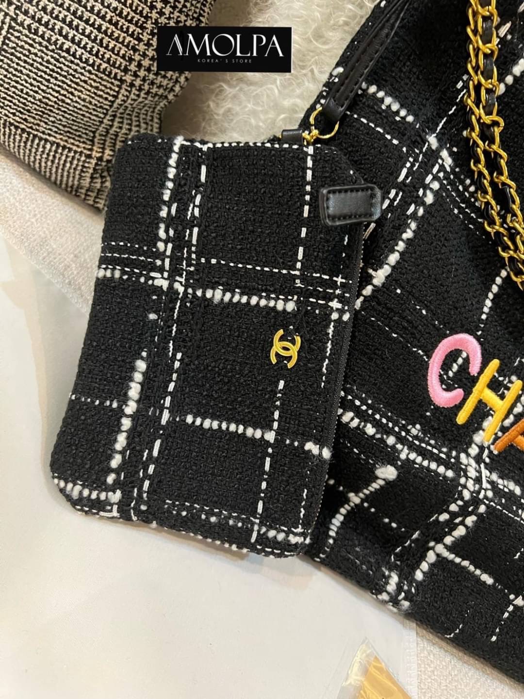 มาต่อที่ ACCESSORIES กระเป๋า CHANEL 22 HANDBAG สวยตาแตก ปังสุดๆ ในคอลเล็คชั่นล่สสุด Spring Summer 2022 กระเป๋าที่ตอบโจทย์การใช้งานของสาวๆ เรียกว่า every day bag ก็ได้น้าา รูปทรงสี่เหลี่ยม ดีไซน์เรียบง่าย แต่ยังคงความหรูหราด้วยวัสดุผ้าทวิต ปักตัวอักษร CHAN