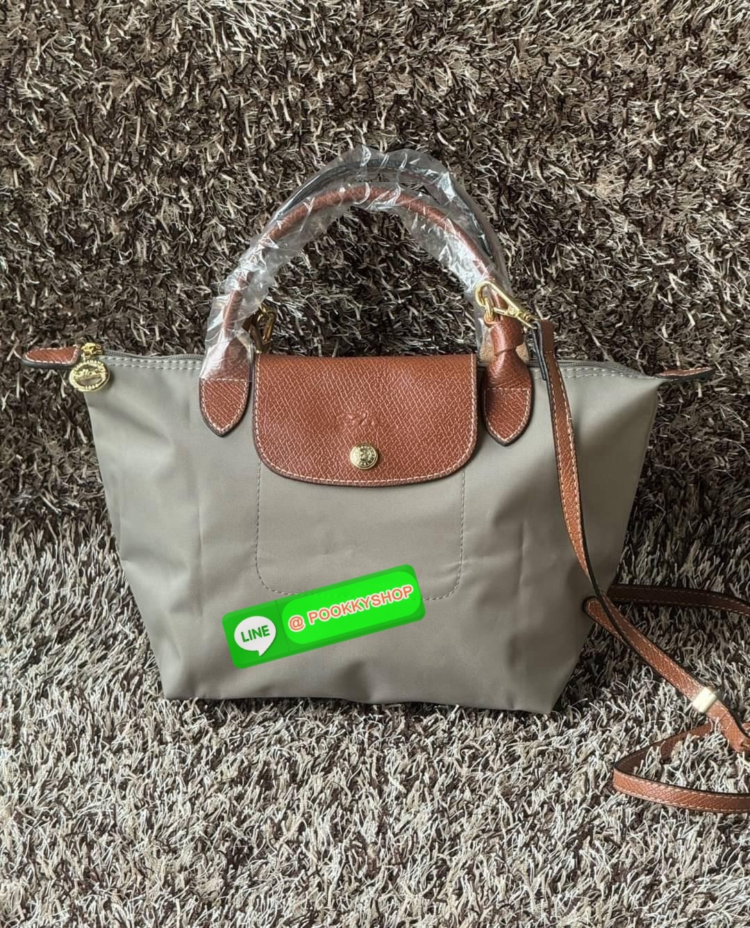 LONGCHAMP LE PLIAGE ORIGINAL S HANDBAG Crossbody Bag กระเป๋าสะพายไหล่ รุ่น Original มีเอกลักษณ์อันโดดเด่นของรุ่นไอคอนนิคของ Longchamp อย่าง Le Pliage (เลอ ปลิยาจ) โดย Longchamp ได้รับแรงบันดาลใจจากศิลปะการพับกระดาษแบบ Origami (โอริกามิ) ในการสรรค์สร้างกระ