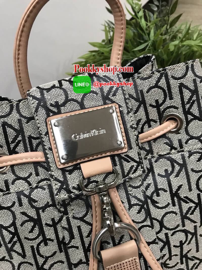 พร้อมส่ง NEW! CALVIN KLEIN JEANS BACKPACK BAG กระเป๋าสะพายรุ่นใหม่ล่าสุดจาก Calvin Klein Jeans วัสดุ Canvas + Polyester 100% คุณภาพดีเนื้อหนาพิมพ์ลายCk รอบใบ เปิดปิดด้วยฝาปิดประดับโลโก้อะไหล่เงิน ด้านข้างมีช่องซิป ภายในมีโลโก้ ช่องซิป ช่องมือถือ ใส่ ipad