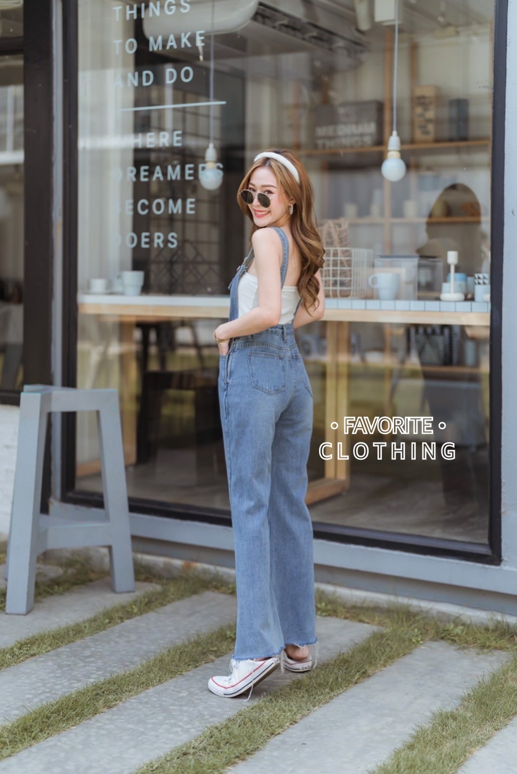 จั๊มสูทแฟชั่น เอี๊ยมยีนส์ขายาว แต่งผ่าปลายขา งานผ้ายีนส์ฟอกเนื้อดี มีซิปข้างกางเกงใส่ง่าย