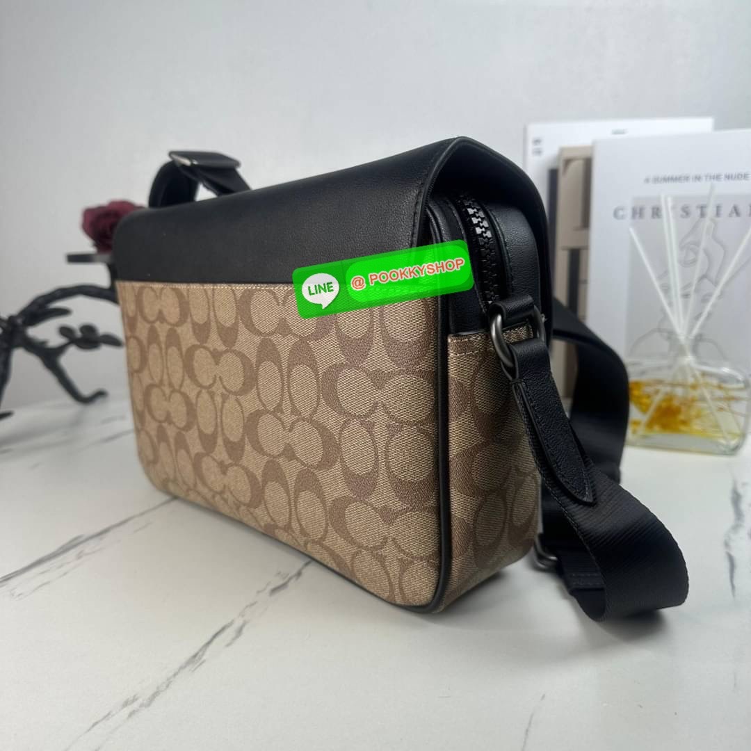 กระเป๋า COACH TRACK CROSSBODY IN COLORBLOCK SIGNATURE CANVAS (COACH C2725) กระเป๋าสะพายใบใหญ่ Unisex ที่เท่ได้ทั้งชายและหญิง วัสดุหนังแท้ หนังนิ่ม สัมผัสมือดีมากๆ เก็บดีเทลด้วยหนังแคนวาสคุณภาพ เนียบคมกริบ อยู่ทรงสวย ขนาดกำลังดี ไม่เล็ก ไม่ใหญ่เกินไป ด้านใ