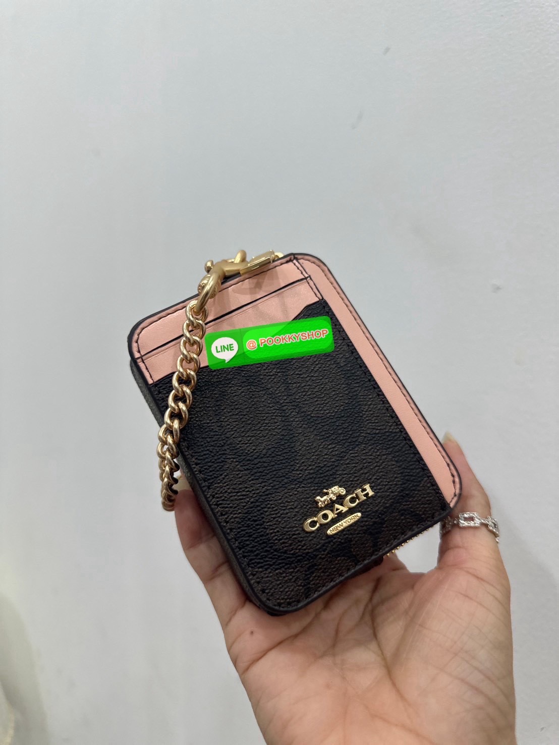 💗Coach C0058 Zip Card Case In Signature Canvas💗 กระเป๋าใบนี้นอกจากช่องใส่บัตรแล้ว ด้านหลังยังมีช่องสำหรับใส่ธนบัตรหรือเหรียญสามารถเปิดปิดได้ด้วยซิป เพิ่มลูกเล่นเป็นสายโซ่คล้องมือ หรือคล้องกับกระเป๋าก็ได้เช่นกัน ขนาดกะทัดรัด พกพาสะดวก การดู